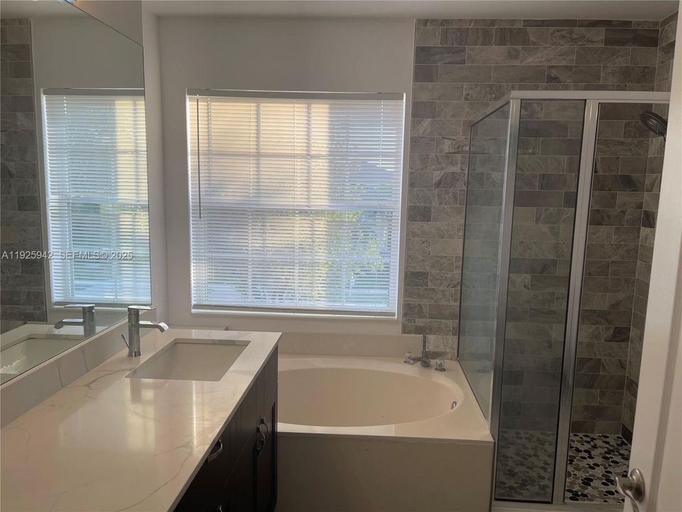 出租: $3,500 (4 贝兹, 2 浴室, 1852 平方英尺)