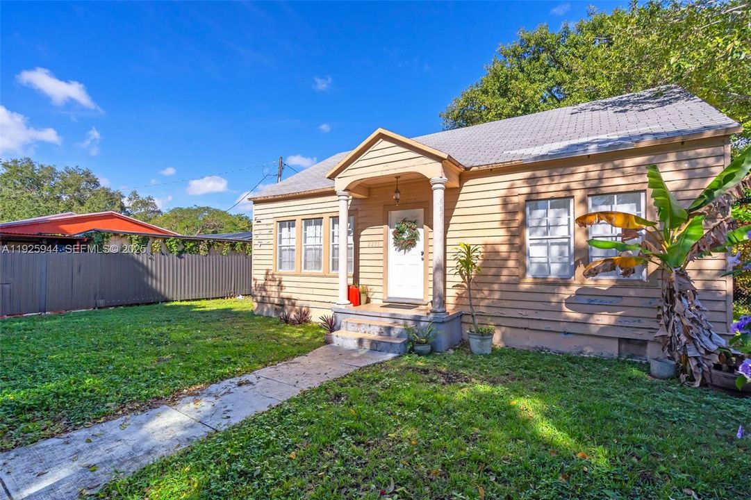 For Sale: $625,000 (2 beds, 1 baths, 1103 Square Feet)