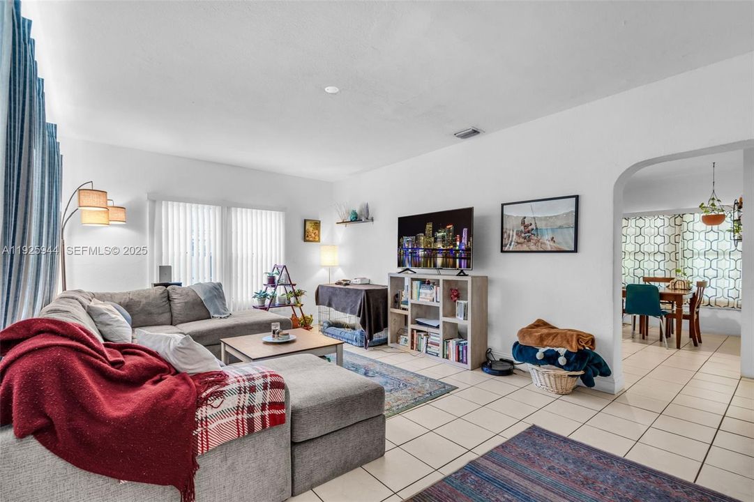 For Sale: $625,000 (2 beds, 1 baths, 1103 Square Feet)