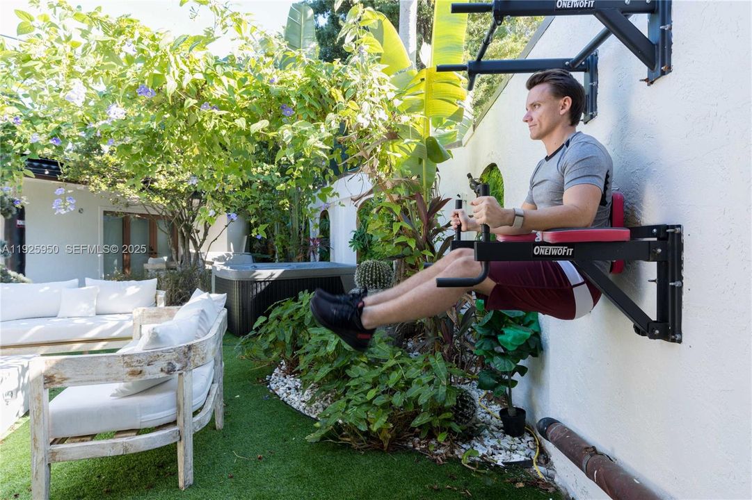 : $2,750,000 (5 beds, 4 baths, 3611 Square Feet)