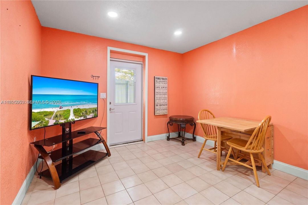 For Rent: $1,600 (1 beds, 1 baths, 1928 Square Feet)