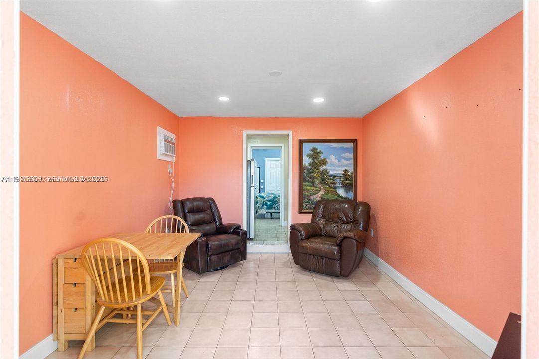 For Rent: $1,600 (1 beds, 1 baths, 1928 Square Feet)