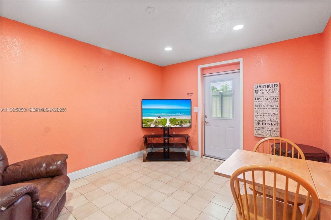 For Rent: $1,600 (1 beds, 1 baths, 1928 Square Feet)