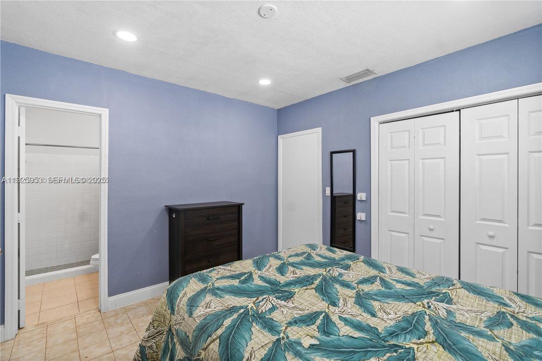 For Rent: $1,600 (1 beds, 1 baths, 1928 Square Feet)