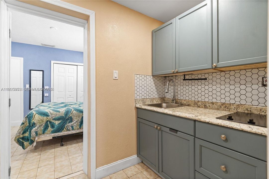 For Rent: $1,600 (1 beds, 1 baths, 1928 Square Feet)