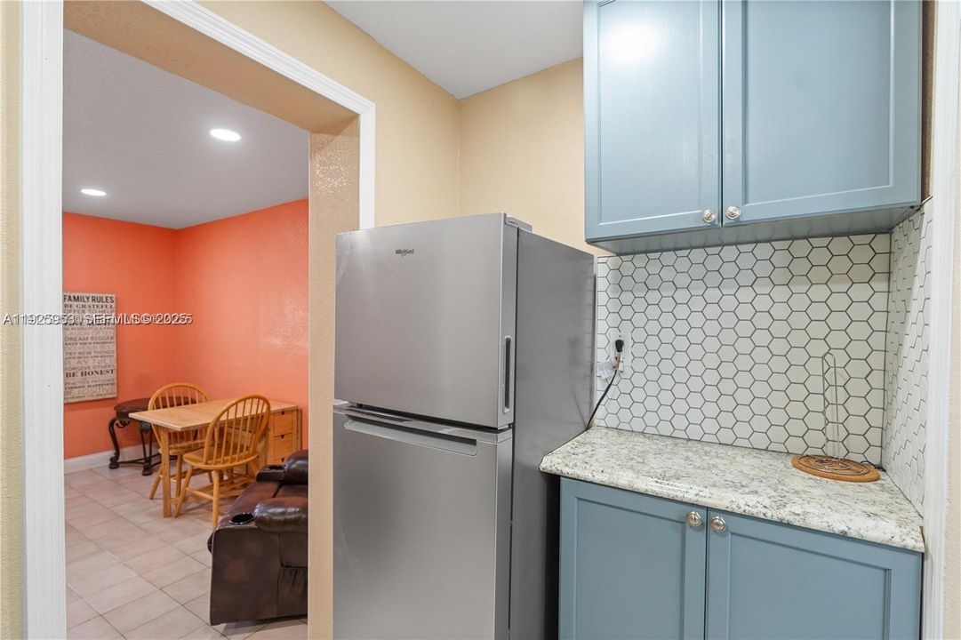 For Rent: $1,600 (1 beds, 1 baths, 1928 Square Feet)