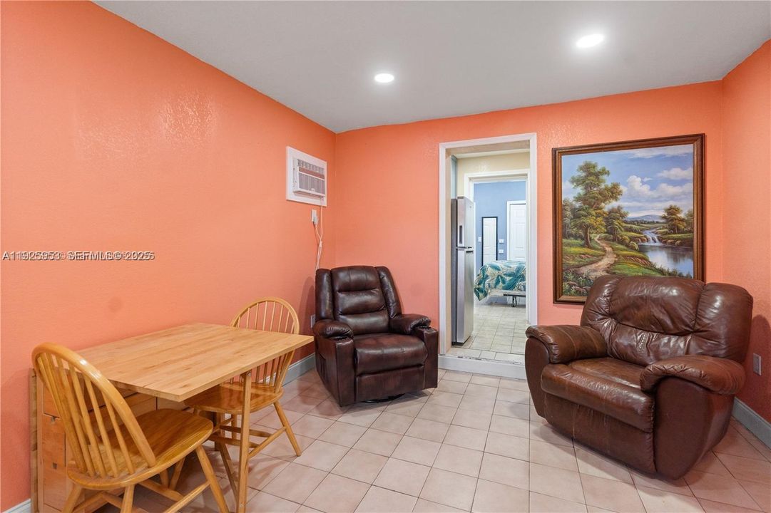 For Rent: $1,600 (1 beds, 1 baths, 1928 Square Feet)