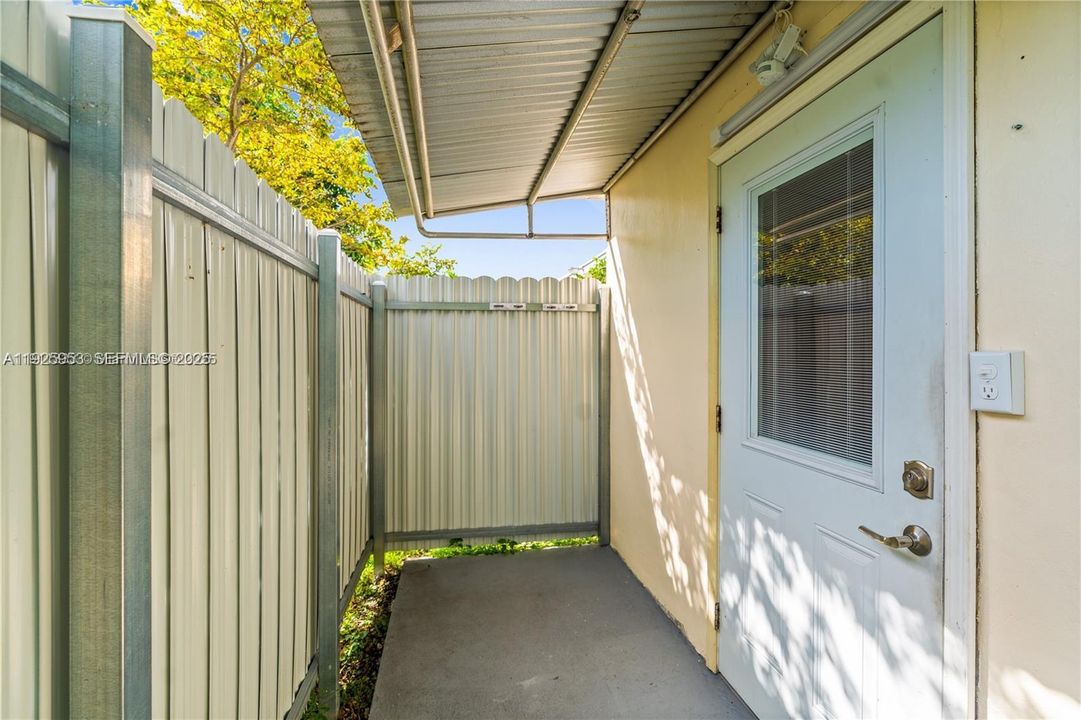 For Rent: $1,600 (1 beds, 1 baths, 1928 Square Feet)