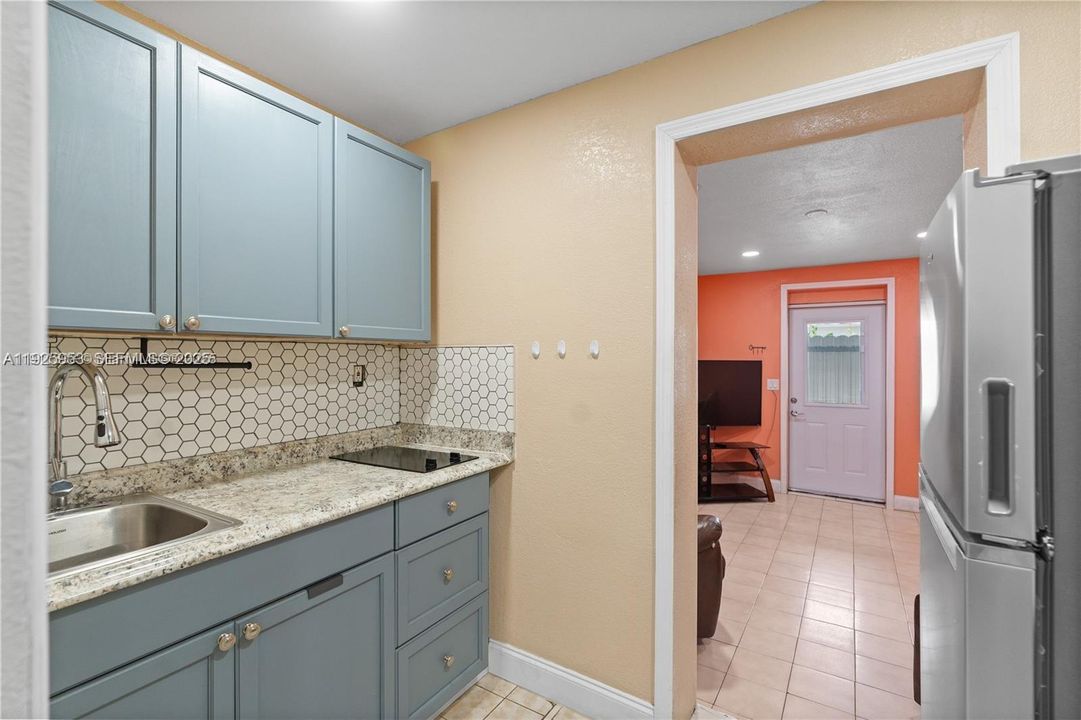 For Rent: $1,600 (1 beds, 1 baths, 1928 Square Feet)