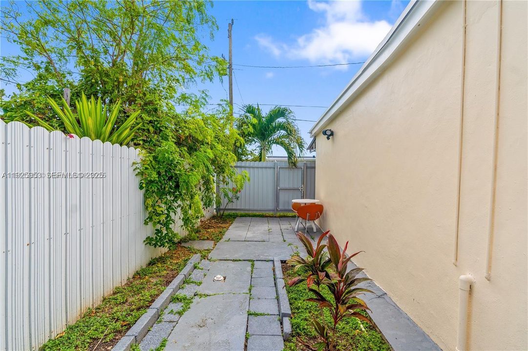 For Rent: $1,600 (1 beds, 1 baths, 1928 Square Feet)