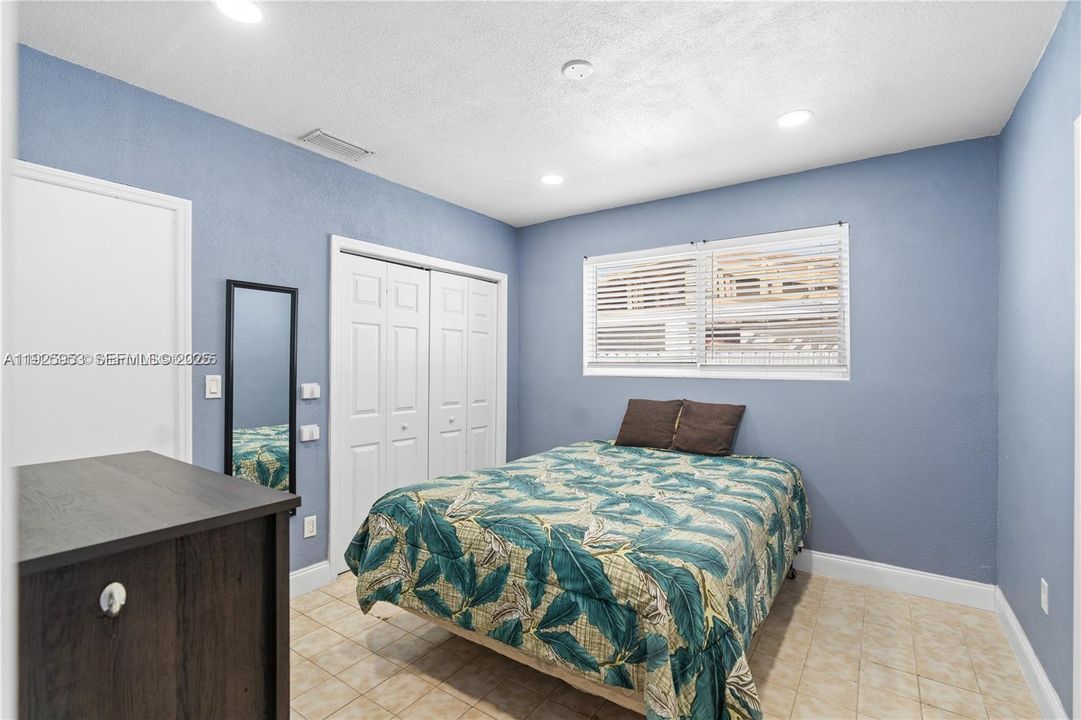 For Rent: $1,600 (1 beds, 1 baths, 1928 Square Feet)