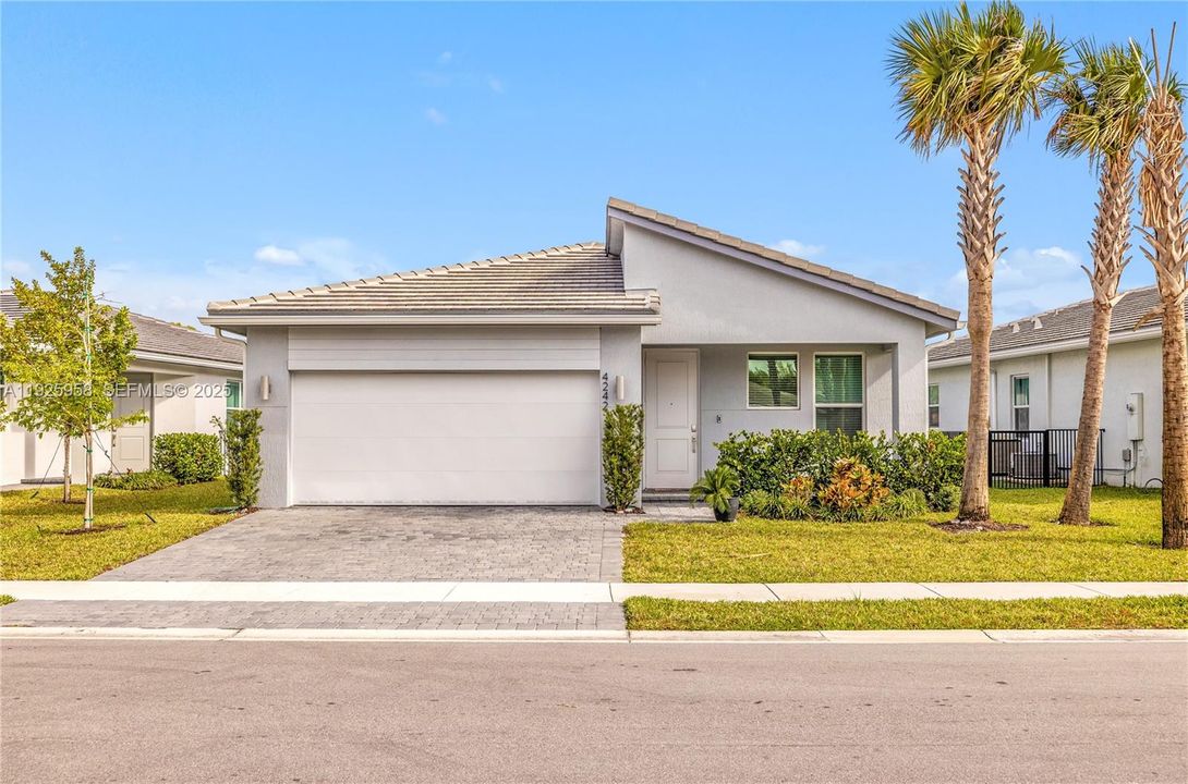 For Sale: $570,000 (2 beds, 2 baths, 1590 Square Feet)