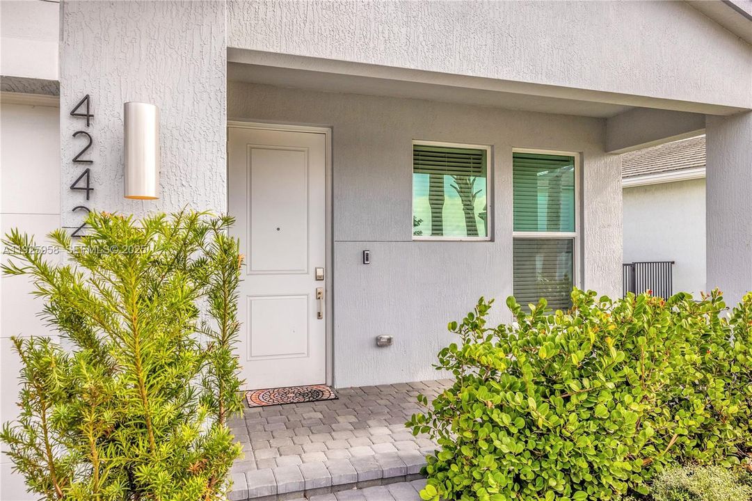 For Sale: $570,000 (2 beds, 2 baths, 1590 Square Feet)