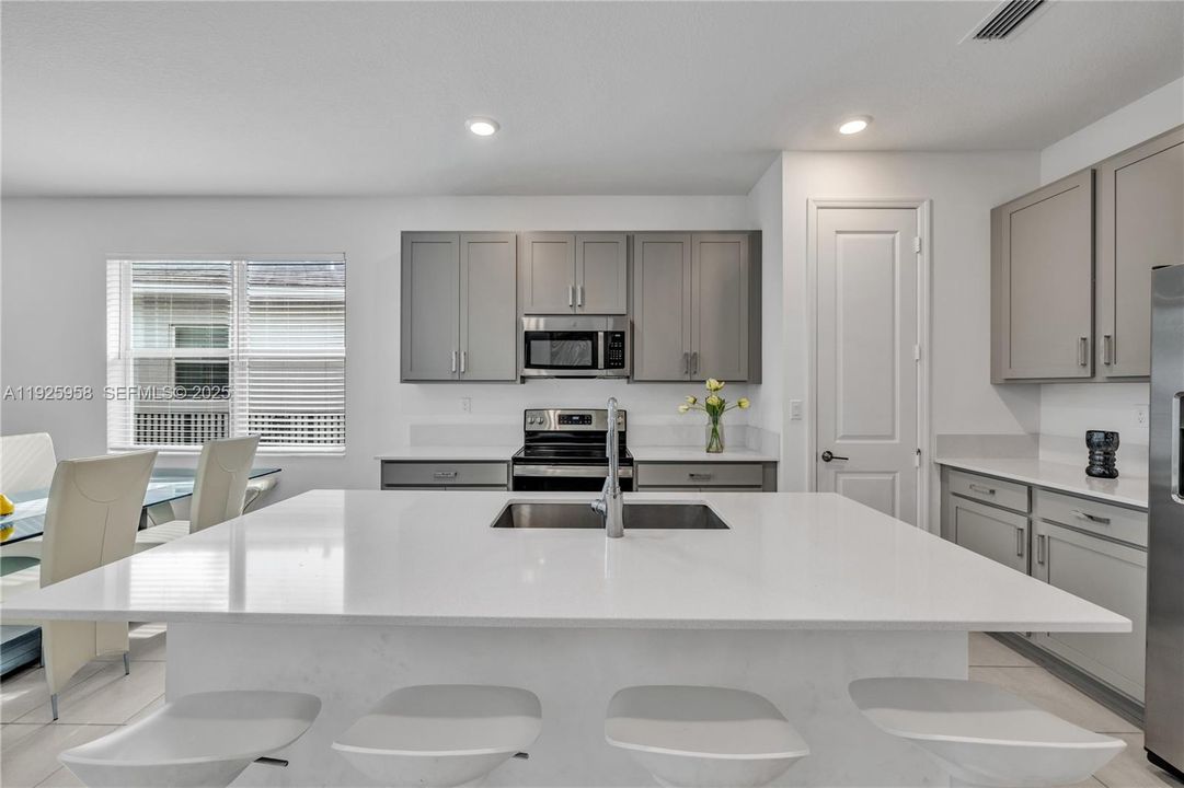 For Sale: $570,000 (2 beds, 2 baths, 1590 Square Feet)