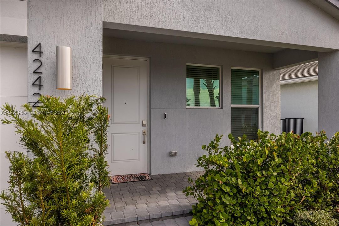 For Sale: $570,000 (2 beds, 2 baths, 1590 Square Feet)