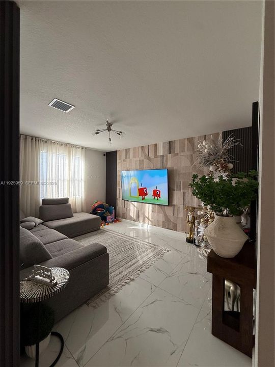 出租: $5,500 (4 贝兹, 2 浴室, 2560 平方英尺)