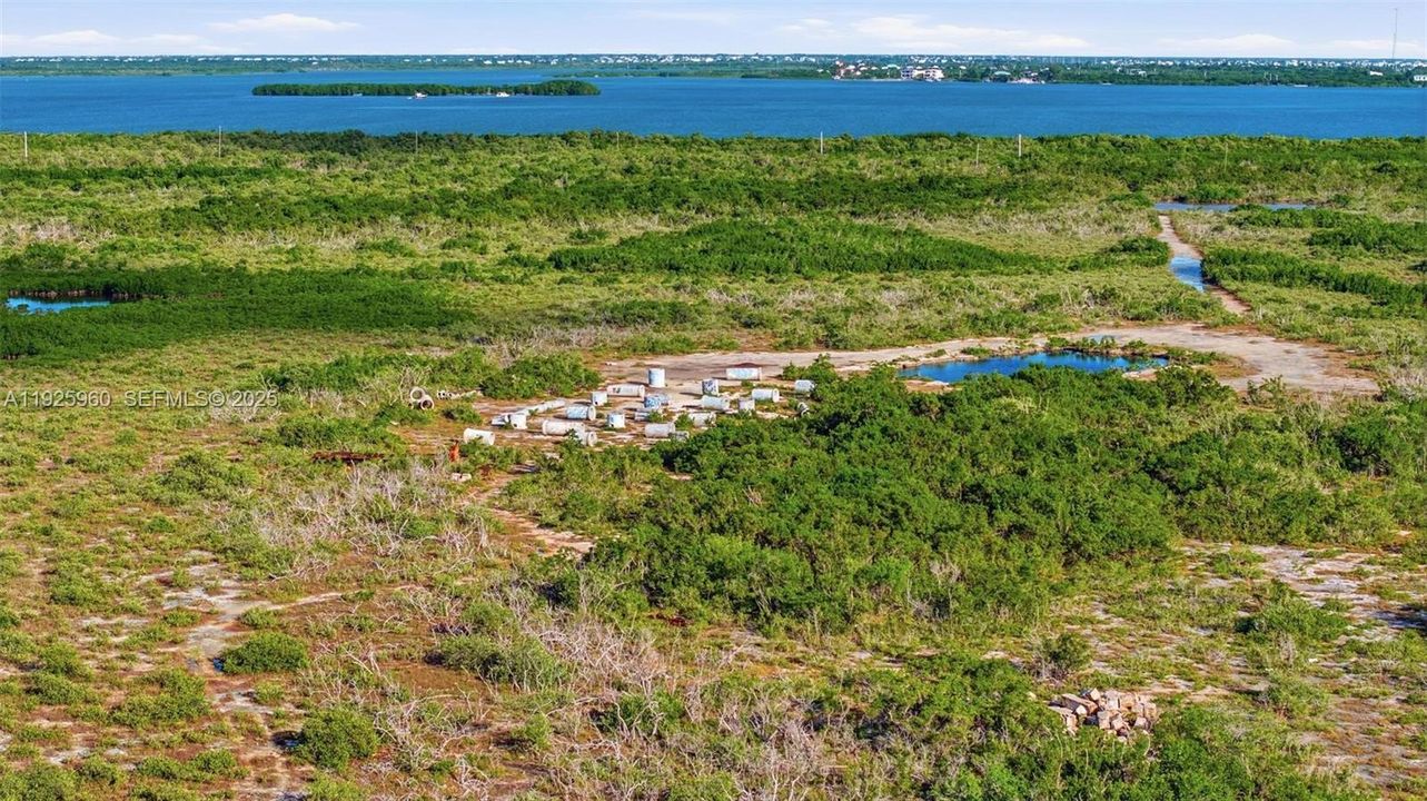 На продажу: $750,000 (9.26 acres)