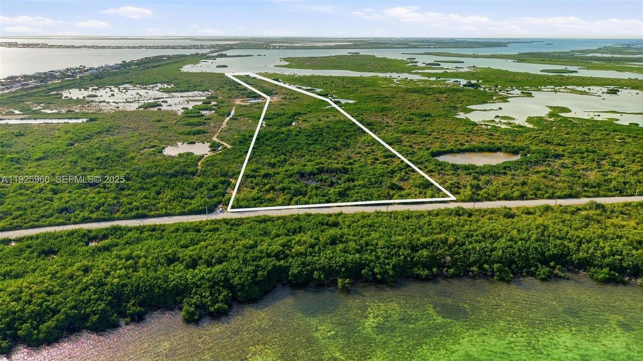 На продажу: $750,000 (9.26 acres)