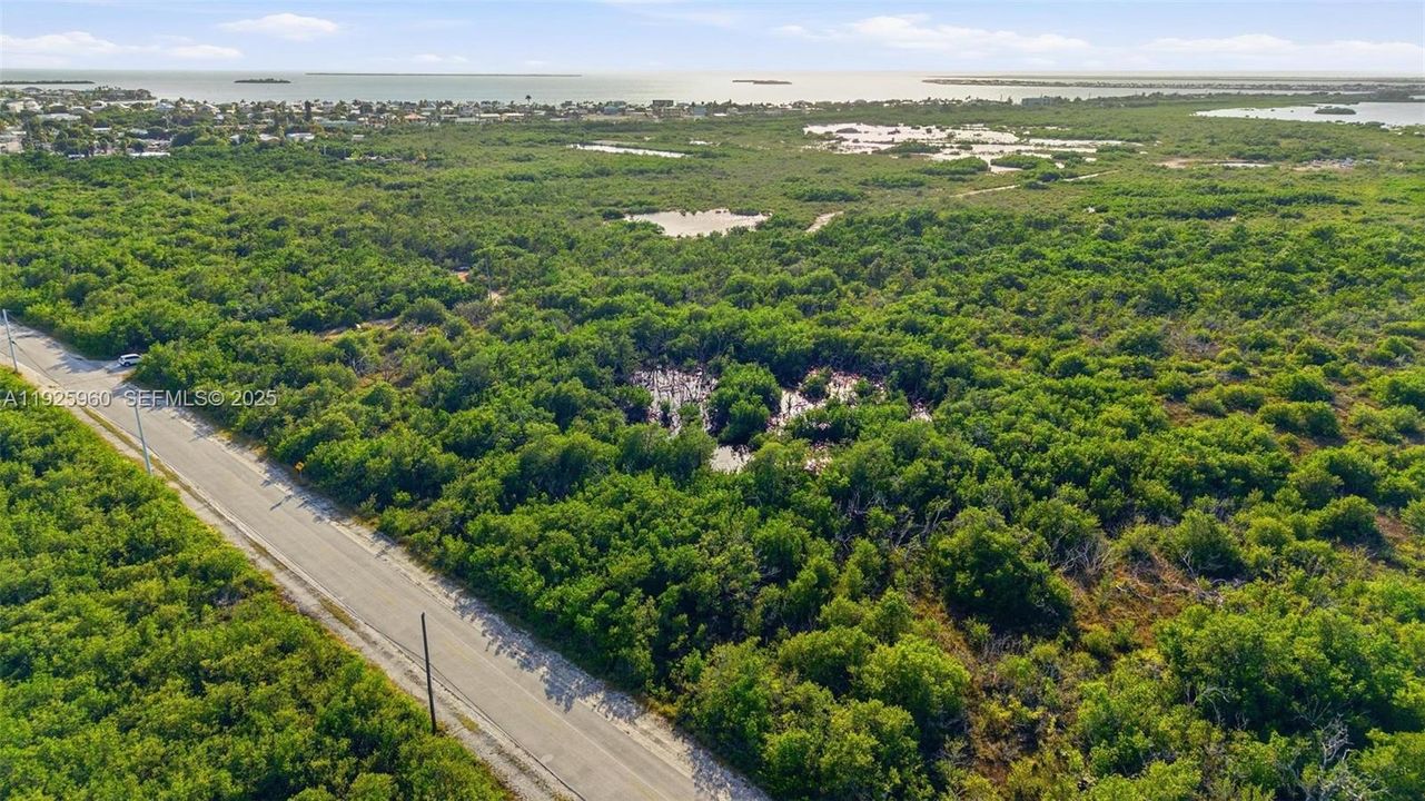 На продажу: $750,000 (9.26 acres)