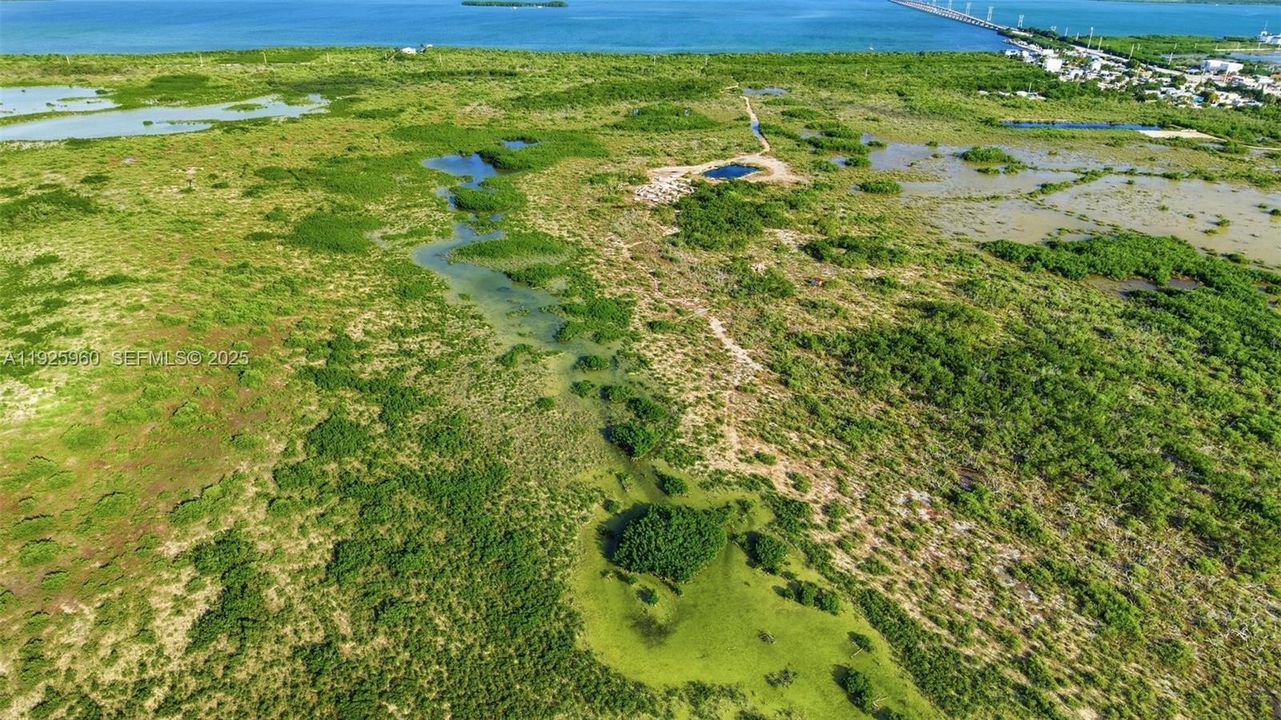 На продажу: $750,000 (9.26 acres)