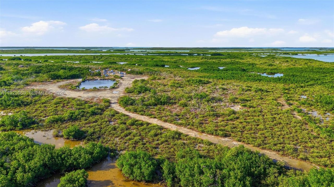 На продажу: $750,000 (9.26 acres)