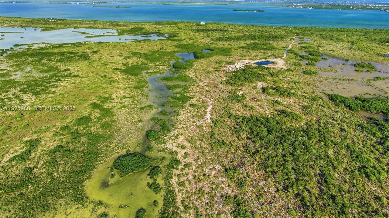 На продажу: $750,000 (9.26 acres)