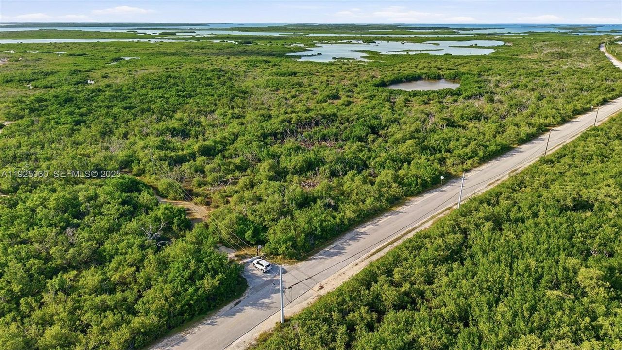 На продажу: $750,000 (9.26 acres)