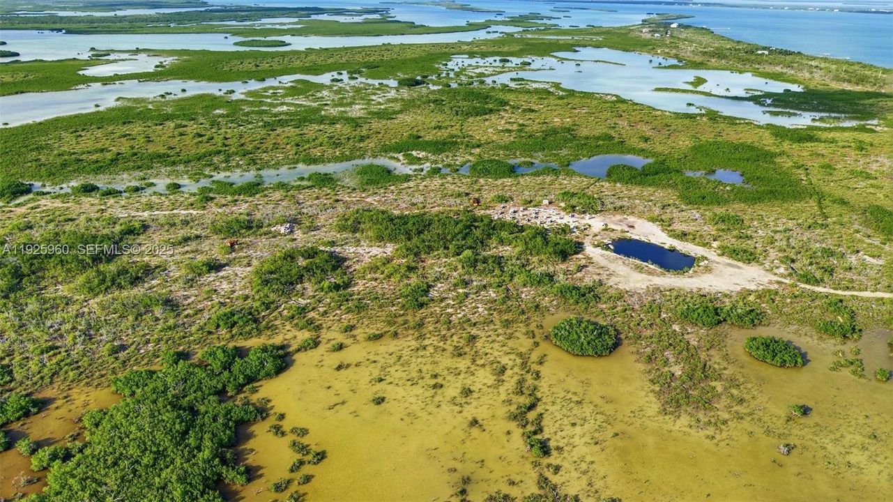 На продажу: $750,000 (9.26 acres)
