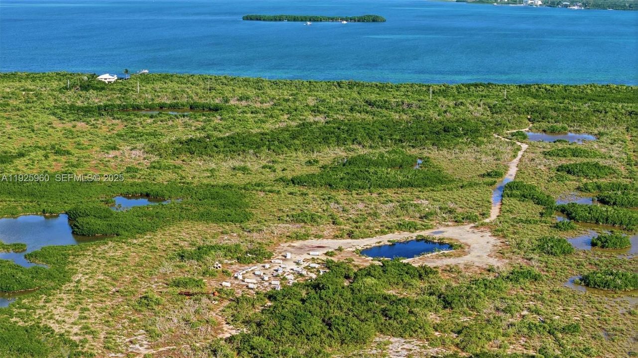 На продажу: $750,000 (9.26 acres)