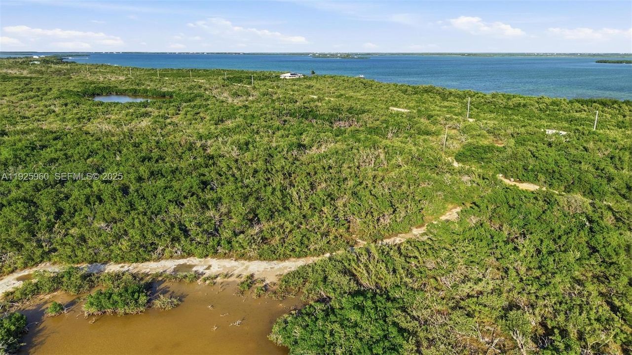 На продажу: $750,000 (9.26 acres)