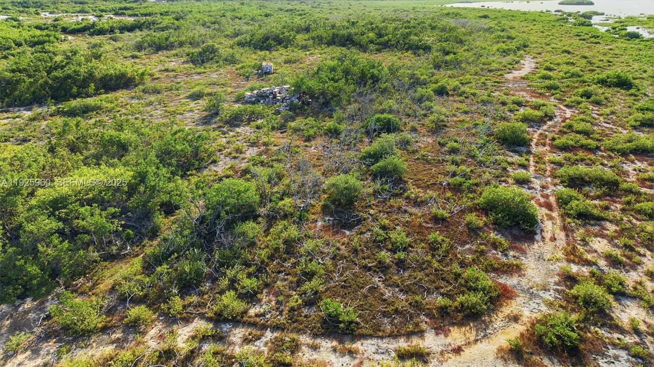 На продажу: $750,000 (9.26 acres)