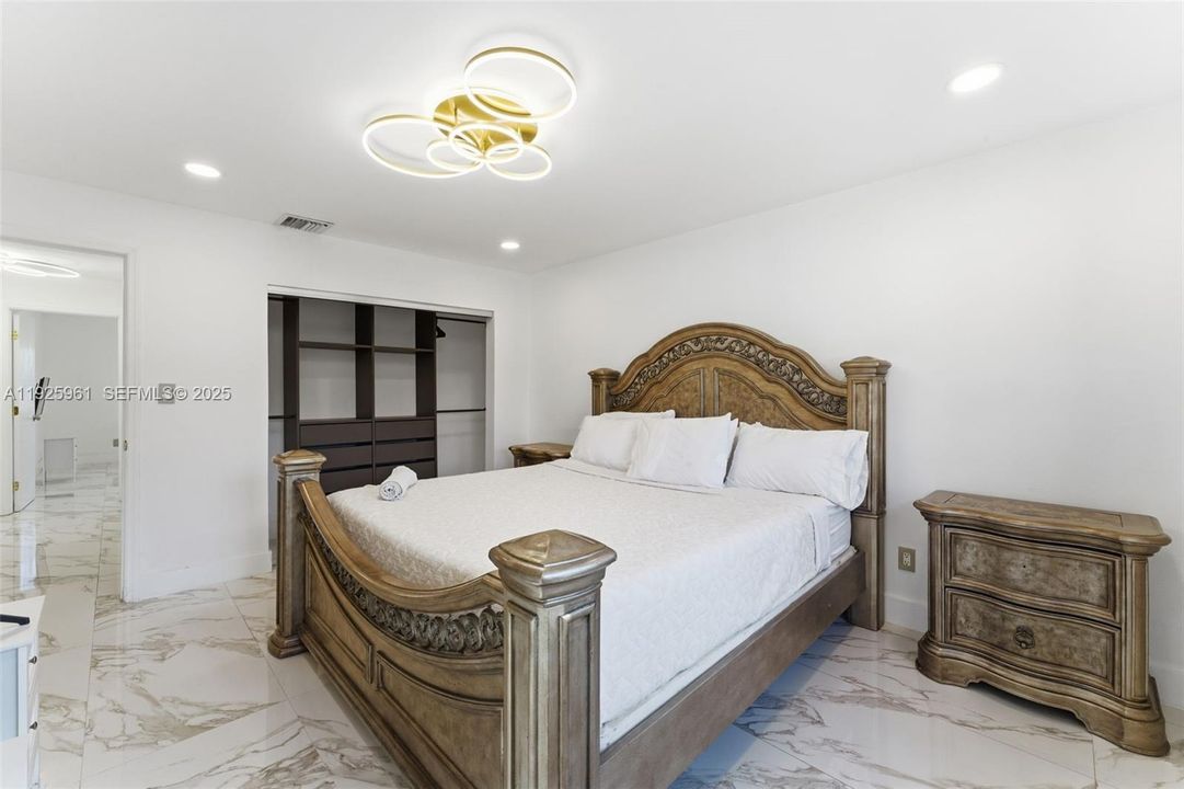 En Renta: $5,600 (4 camas, 3 baños, 2439 Pies cuadrados)