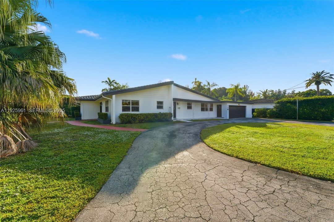 En Renta: $5,600 (4 camas, 3 baños, 2439 Pies cuadrados)