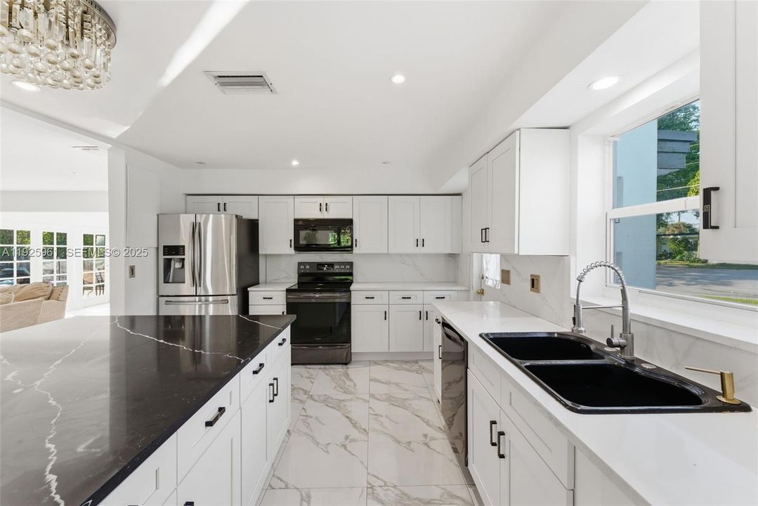 En Renta: $5,600 (4 camas, 3 baños, 2439 Pies cuadrados)