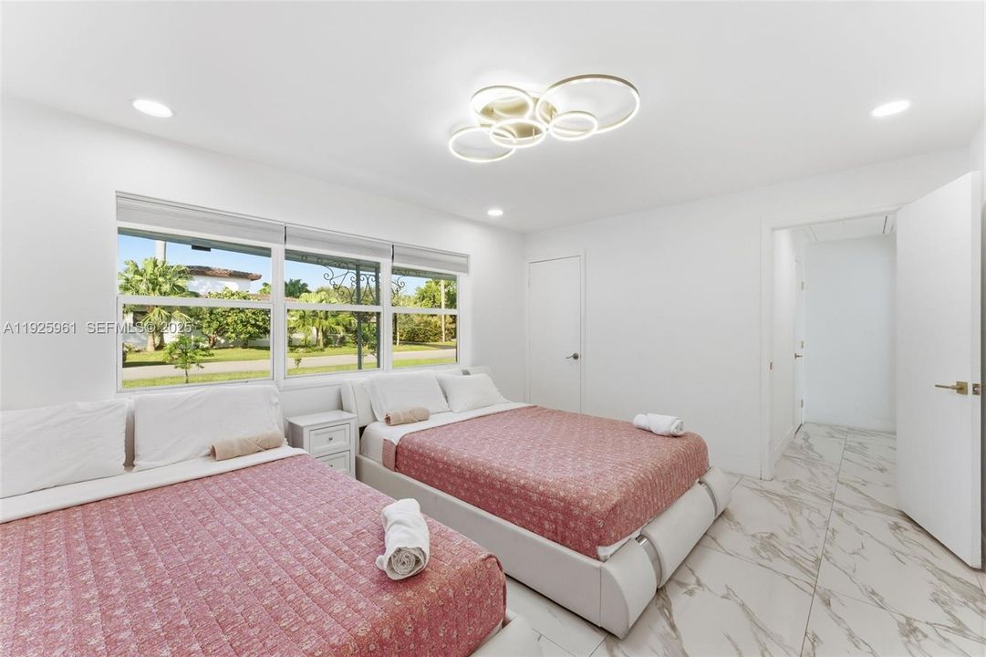 En Renta: $5,600 (4 camas, 3 baños, 2439 Pies cuadrados)