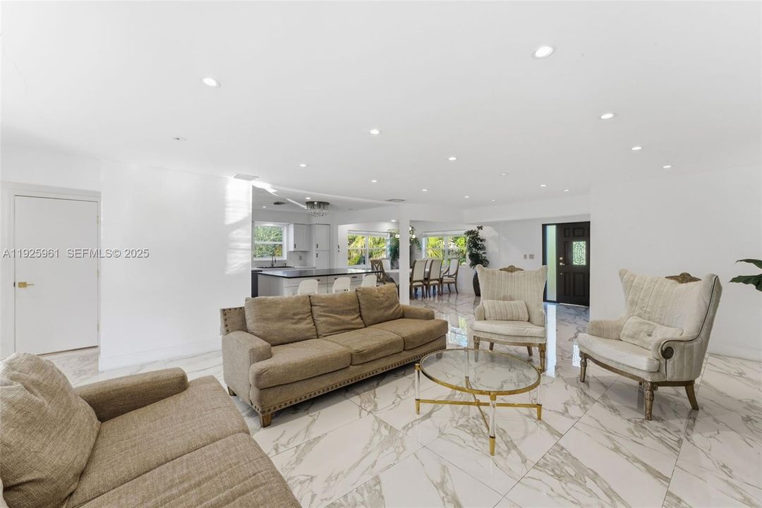 En Renta: $5,600 (4 camas, 3 baños, 2439 Pies cuadrados)