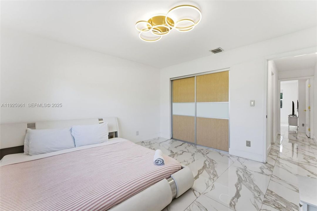 En Renta: $5,600 (4 camas, 3 baños, 2439 Pies cuadrados)