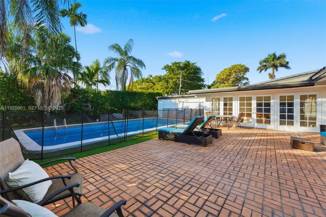 En Renta: $5,600 (4 camas, 3 baños, 2439 Pies cuadrados)