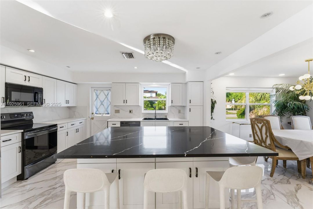 En Renta: $5,600 (4 camas, 3 baños, 2439 Pies cuadrados)