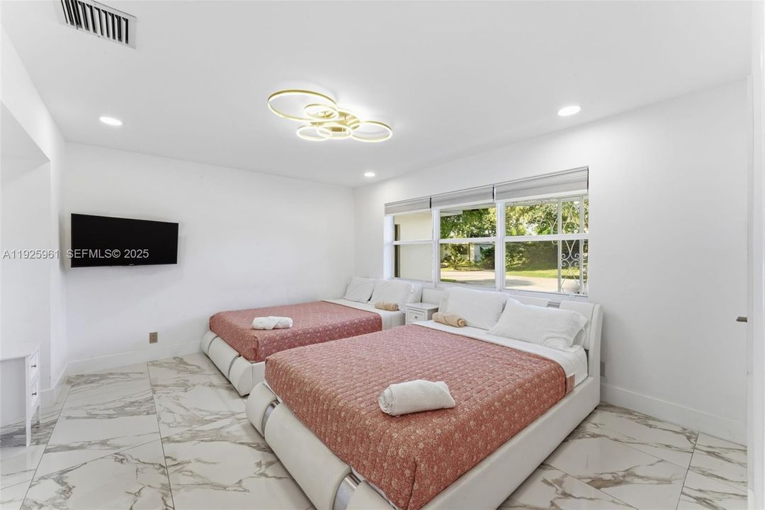 En Renta: $5,600 (4 camas, 3 baños, 2439 Pies cuadrados)