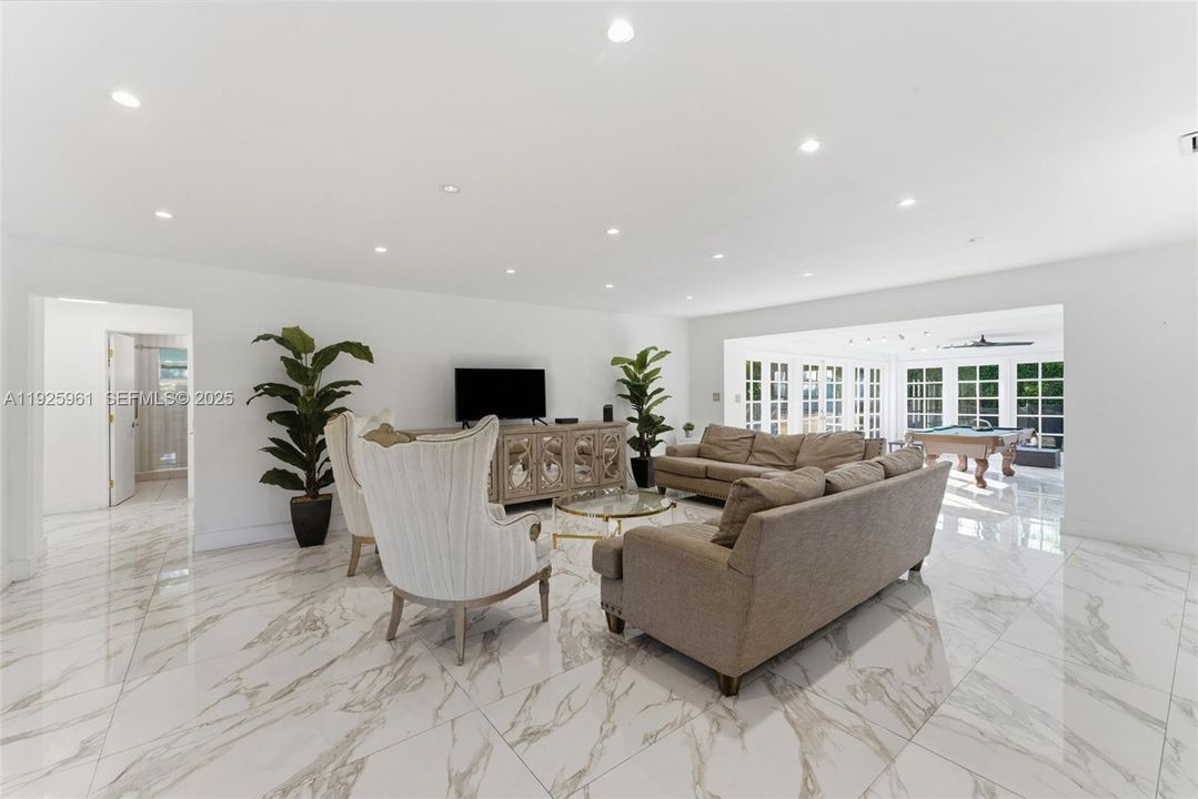 En Renta: $5,600 (4 camas, 3 baños, 2439 Pies cuadrados)