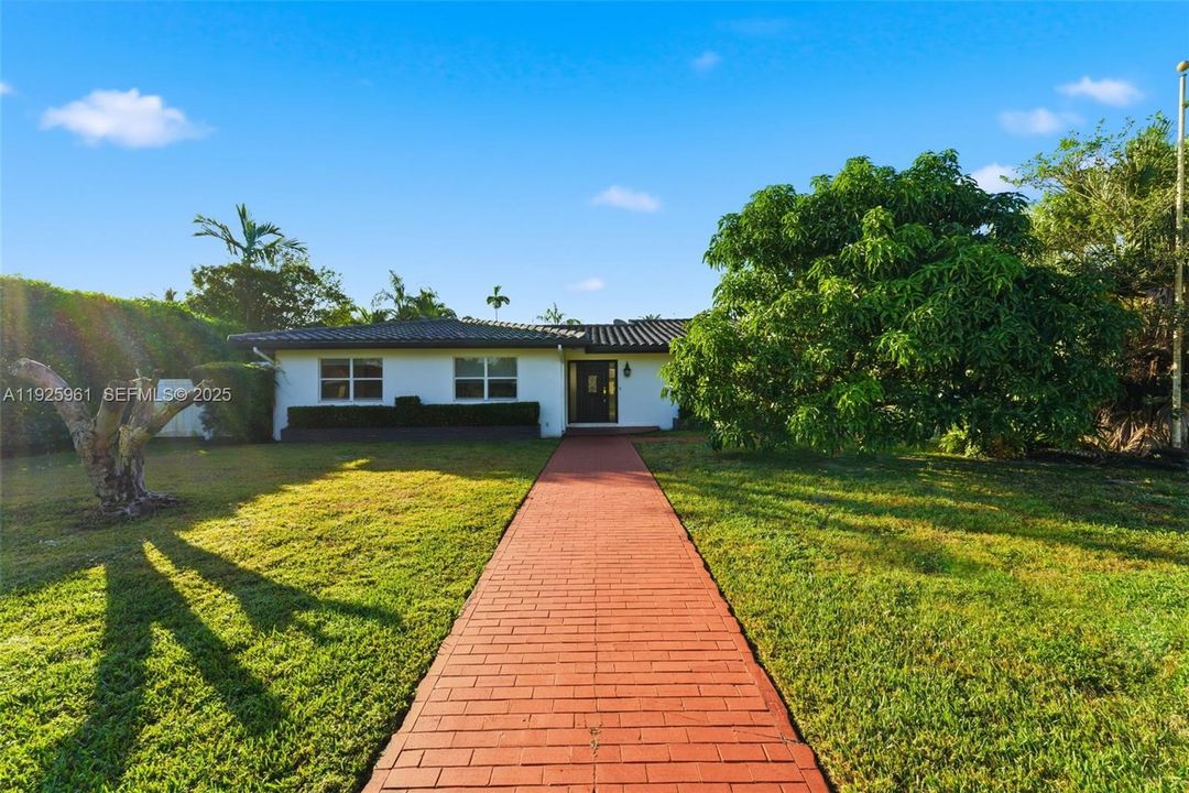 En Renta: $5,600 (4 camas, 3 baños, 2439 Pies cuadrados)