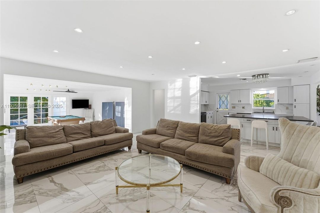 En Renta: $5,600 (4 camas, 3 baños, 2439 Pies cuadrados)