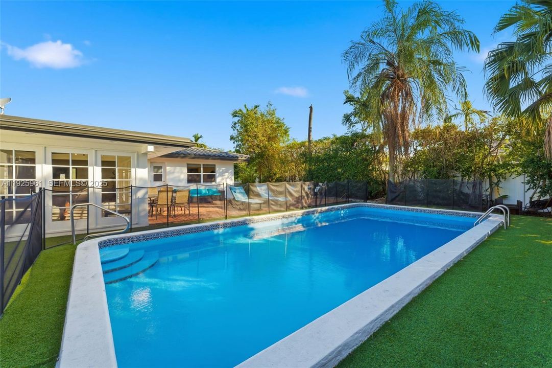 En Renta: $5,600 (4 camas, 3 baños, 2439 Pies cuadrados)