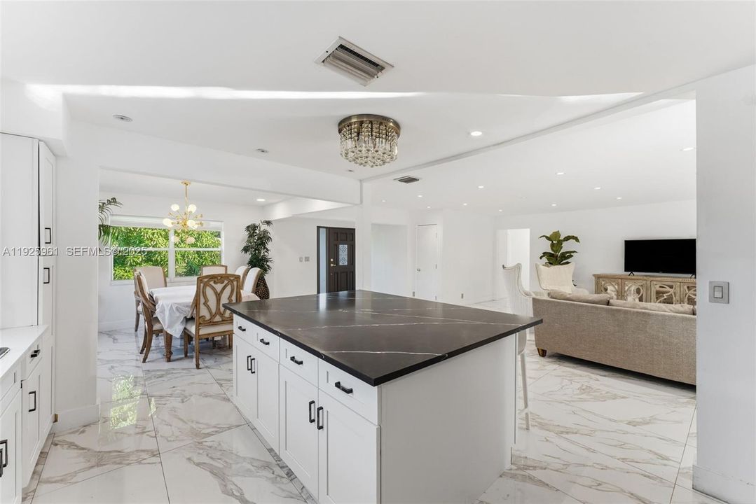 En Renta: $5,600 (4 camas, 3 baños, 2439 Pies cuadrados)