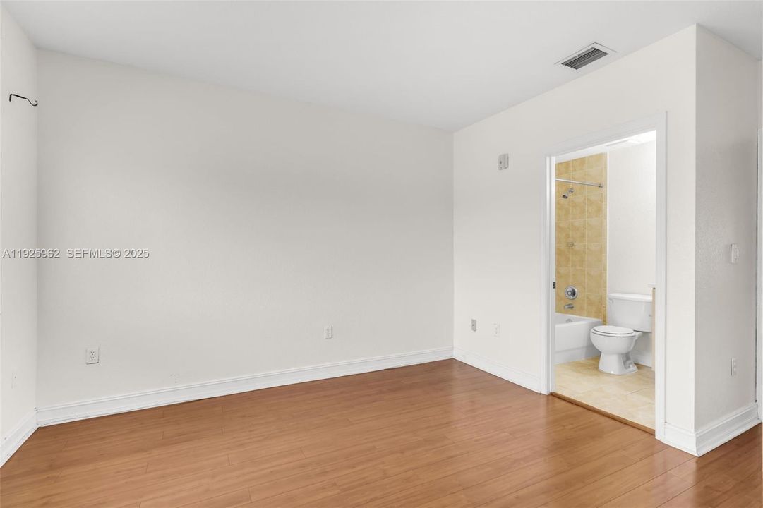 出租: $2,200 (2 贝兹, 2 浴室, 940 平方英尺)