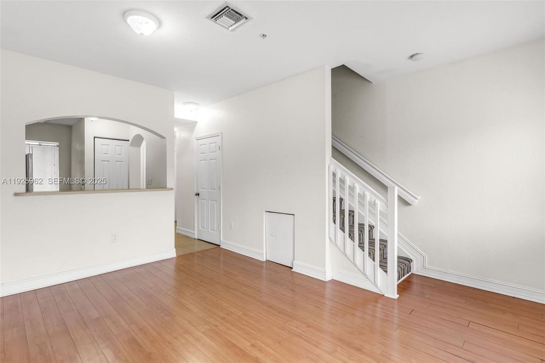 出租: $2,200 (2 贝兹, 2 浴室, 940 平方英尺)