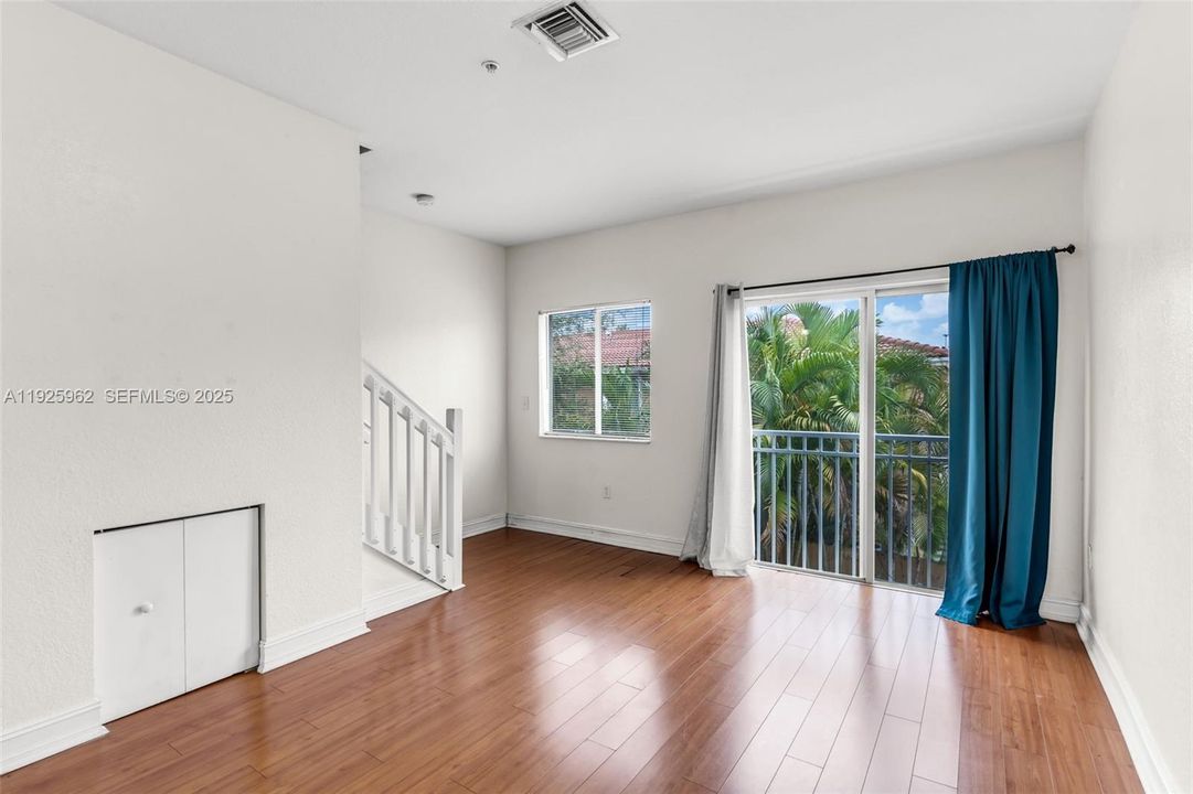 出租: $2,200 (2 贝兹, 2 浴室, 940 平方英尺)