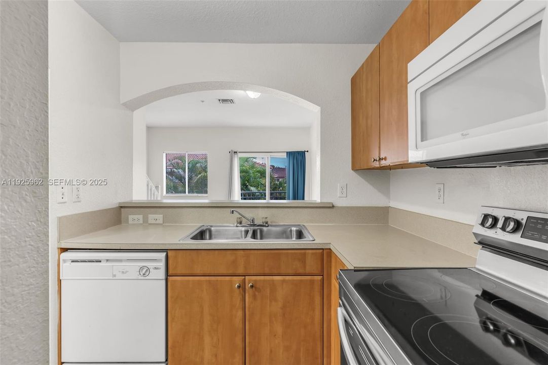 出租: $2,200 (2 贝兹, 2 浴室, 940 平方英尺)