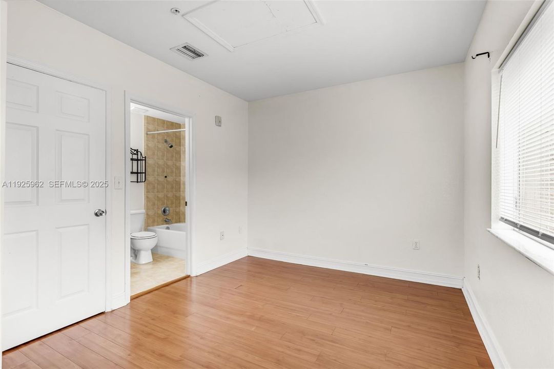 出租: $2,200 (2 贝兹, 2 浴室, 940 平方英尺)